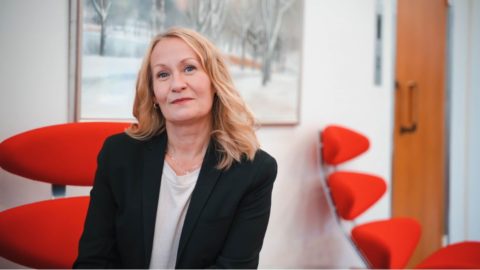 Anne Laurell on Tieturin työyhteisön neulova taloushallinnon ammattilainen.