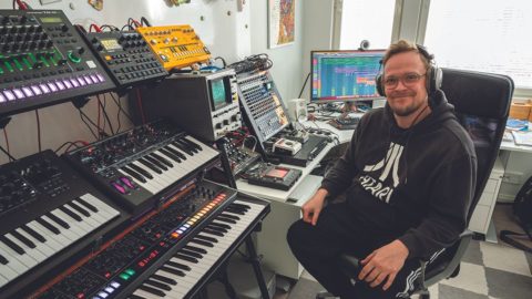 Sami Söderblom kotitoimistonsa musiikkistudiolla.